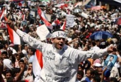 مئات الجرحى بعد اقتحام الأمن اليمني لساحة التغيير وانباء عن استخدام غاز سام