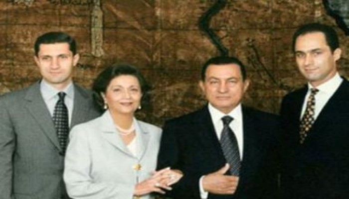 مبارك وأسرته يحررون توكيلات بالشهر العقاري بنويبع لنجل رئيس مجلس القضاء الأعلى