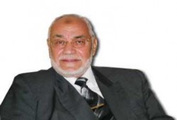 الأستاذ عاكف (83عام) يرفض تجاوز المواطنين ويلتزم بدوره فى العرس الديمقراطي التاريخي