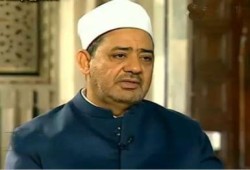 شيخ الأزهر يتقدم بإستقالته والجيش يرفضها بعد أن منعه محتجون من دخول المشيخه !