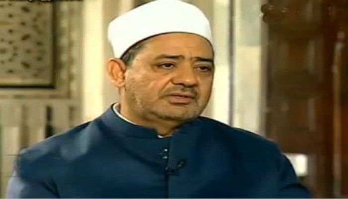 شيخ الأزهر يتقدم بإستقالته والجيش يرفضها بعد أن منعه محتجون من دخول المشيخه !