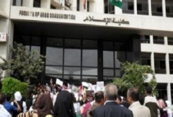 فض إعتصام طلبة الإعلام بالقوة واعتقال ثلاثة من كبار أساتذة الصحافة فى العالم العربي