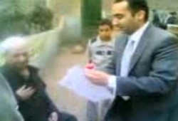قاضي يغلق اللجنة ويذهب لجلب صوت مسن والجمهور يصفق فخراً‬ (متلفز)