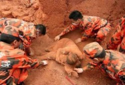 صورة تهز المشاعر: أم تحتضن ابنها تحت انقاض زلزال اليابان