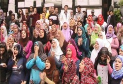 طلاب إعلام يعودون للاعتصام والتظاهر من جديد داخل جامعة القاهرة