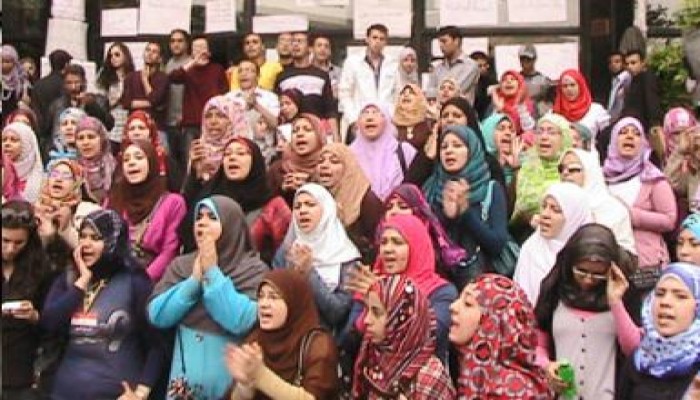 طلاب إعلام يعودون للاعتصام والتظاهر من جديد داخل جامعة القاهرة