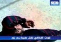 مشهد قتل طبيب ليبي على يد مرتزقة القذافي : قال الله اكبر ولم يقل عاش الفاتح !!(متلفز)