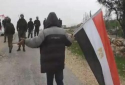 فلسطينيون يرفعون الأعلام المصرية فى وجه جنود الاحتلال الصهيوني (متلفز)
