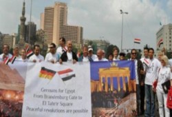 وفد ألماني في ميدان التحرير يهتف «مصر.. مصر.. تحيا مصر»