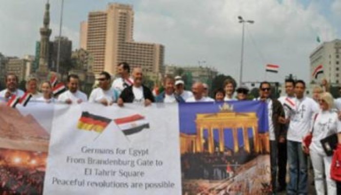 وفد ألماني في ميدان التحرير يهتف «مصر.. مصر.. تحيا مصر»