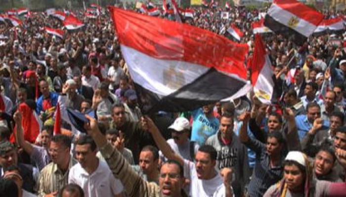 مظاهرة حاشدة أمام مجلس الوزراء للمطالبة بإقالة المحافظين ورؤساء المحليات