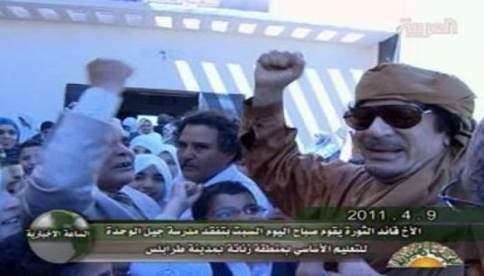 التليفزيون الليبي يبث زيارة العقيد القذافي لمدرسة إبتدائية يوم (العطلة) !