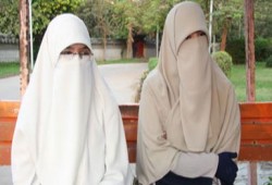 اعتقال منقبتين فى بلد الحريات