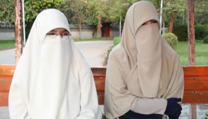 اعتقال منقبتين فى بلد الحريات