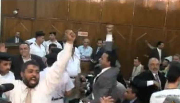 فرحة غامرة وتكبيرات لحظة النطق بحكم حل الحزب الوطني (متلفز)