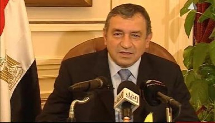 د/ عصام شرف رئيس الوزراء: يتناول الافطار في مطعم شعبي وسط المواطنين
