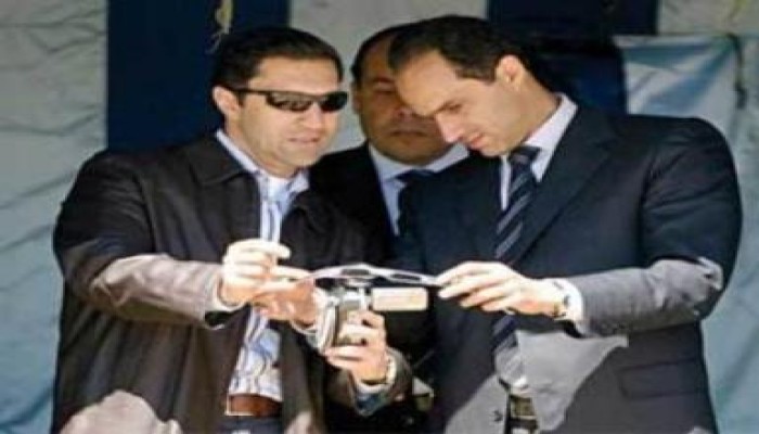 علاء وجمال والوزراء يستخدمون هواتفهم المحمولة داخل السجن