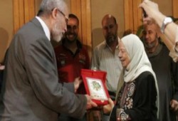 المرشد العام  يكرم عمال الإخوان ورموز اليسار المصري