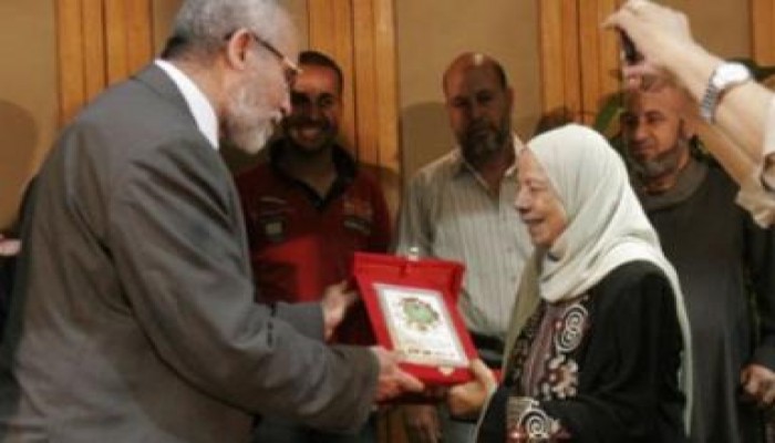 المرشد العام  يكرم عمال الإخوان ورموز اليسار المصري