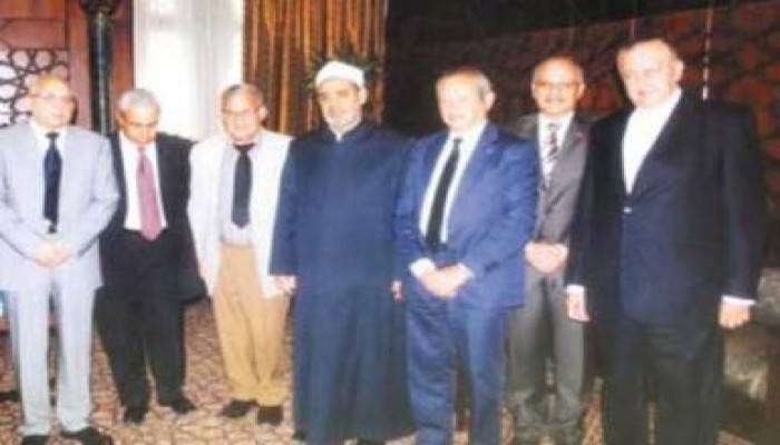 ساويرس يقبل يد شيخ الأزهر حتى يتخلى عن صمته !