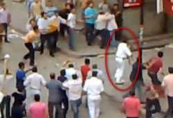 الشرطة كما نريدها: مأمور قسم الموسكي يتصدي للبلطجية بسلاحه الآلي بشجاعة نادرة (متلفز)