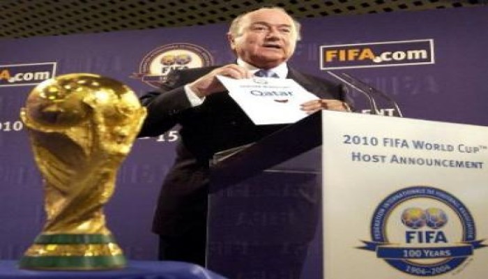 بلاتر يشير لإمكانية سحب تنظيم مونديال 2022 من قطر