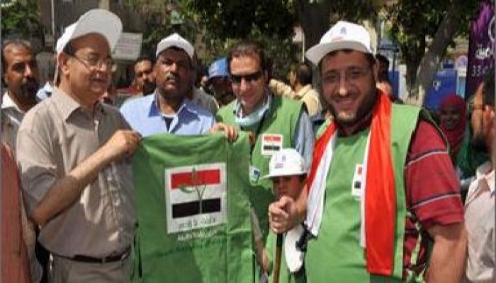 مصر الثورة : محافظ الجيزه ينظف الشوارع بنفسه