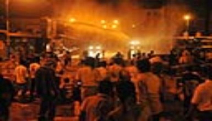المجرم علي عبد الله صالح يحرق ميدان الحرية ( ليلاً ) ويختطف جثث القتلى !