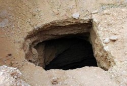 روسى ( خائف) يختبر شجاعته بالدفن فى قبر مع زجاجة مياه وغطاء ومحمول : لكنه لم يخرج حياً