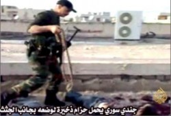 بشار( البعثي) يقصف متظاهرين بالطائرات وجنوده ( الشبيحه) يلتقطون صوراً تذكارية مع الجثث
