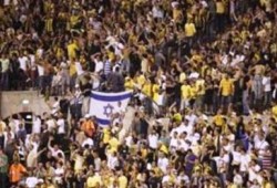 جماهير الكرة بالكيان الصهيوني يعلمون أبناءهم سب الرسول (متلفز)