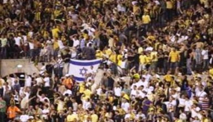 جماهير الكرة بالكيان الصهيوني يعلمون أبناءهم سب الرسول (متلفز)