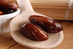 لا تكسروا صيامكم بالبلح الإسرائيلي