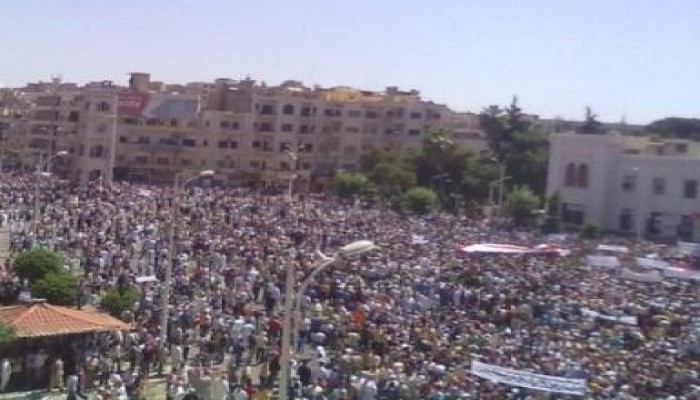 سكان حماة يتصدون لقوات  (الجزار) بشار بالتكبير في الشوارع