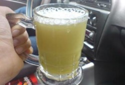 طبيب أغذية يحذر من شرب العصائر الطازجة في أكواب زجاجية