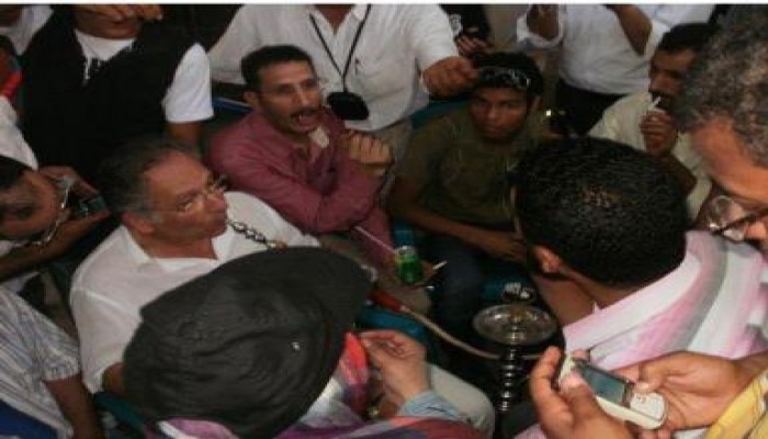 قهوة ميدان التحرير: ممدوح حمزه برفقة المناضلين يخططون مستقبل مصر