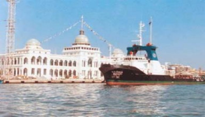 غرق الحوض العائم بترسانة السويس البحرية