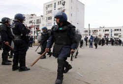 ضابط شرطة يصطحب (قطعان) من البلطجية لترويع شارع بأكمله فى المحلة الكبرى !!