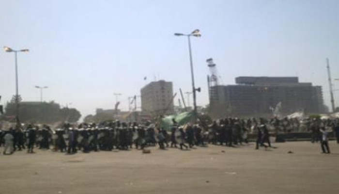 الجيش والأمن المركزي يخليان التحرير بالقوة بعد عدم استجابة المعتصمين لنداءاتهم بإخلائه