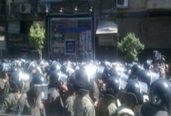 أصحاب المحلات وجنود الجيش يرددون الأغانى الوطنية ابتهاجا بفتح ميدان التحرير