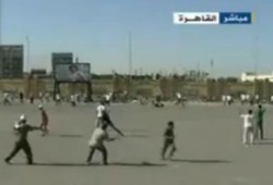 مؤيدي مبارك يعتدون على أهالي الشهداء بالحجارة أمام أكاديمية الشرطة (متلفز)