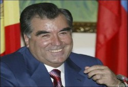 (هديه رمضانية ) : الرئيس الطاجيكي (إمام علي رحمانوف ) يمنع الشبان من الصلاة في المساجد