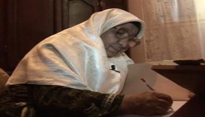عجوز جزائرية تتعلم الكتابة بعد الستين وتخط 5 نسخ من المصحف الشريف