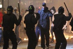 بريطانيا تبحث الاستعانة بالجيش في حالة تجدد أعمال الشغب