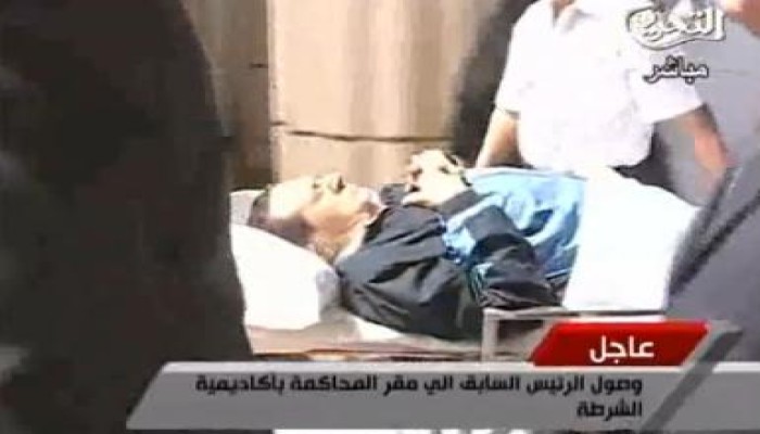 مبارك ينزل من سيارة الإسعاف (متلفز)