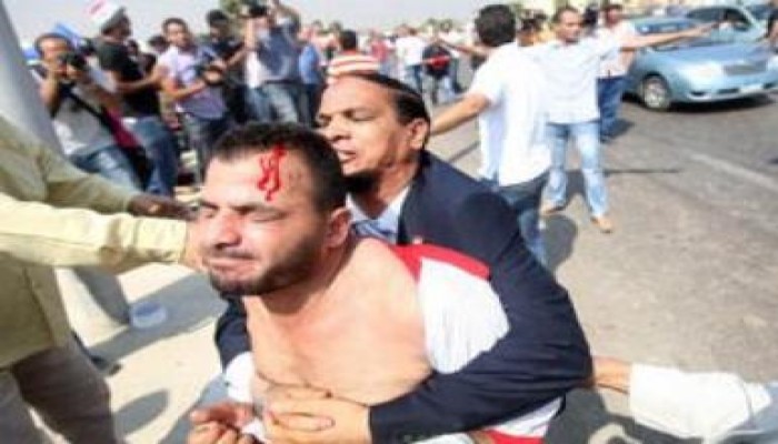 عمال وبلطجية تابعين لرجال أعمال الوطني هاجموا أسر الشهداء بزعم أن مبارك لايزال رئيساً !!