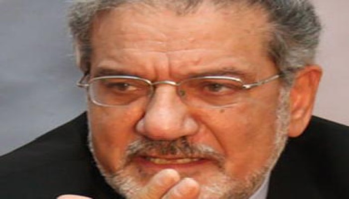 ضابط يصفع سكرتيرة " السلمي " على وجهها و يركلها بقدمه