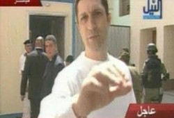 الداخليه تحقق فى عدم وضع القيود فى يد علاء مبارك