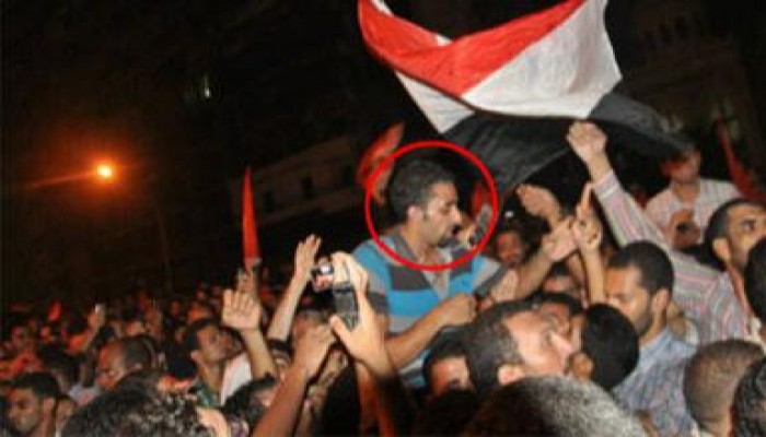 أحمد الشحات يتسلق 20 طابقاً وينكس علم إسرائيل واحتفاء بالغ بحجازي أمام السفاره