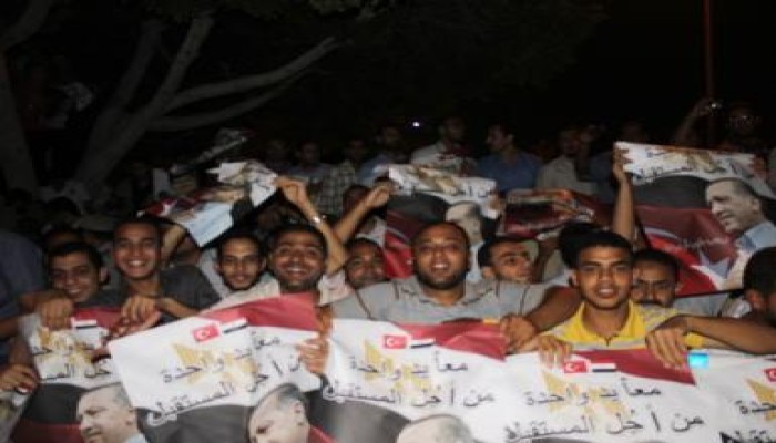 آلاف النشطاء والإخوان يستقبلون أردوغان استقبالاً  تاريخياً